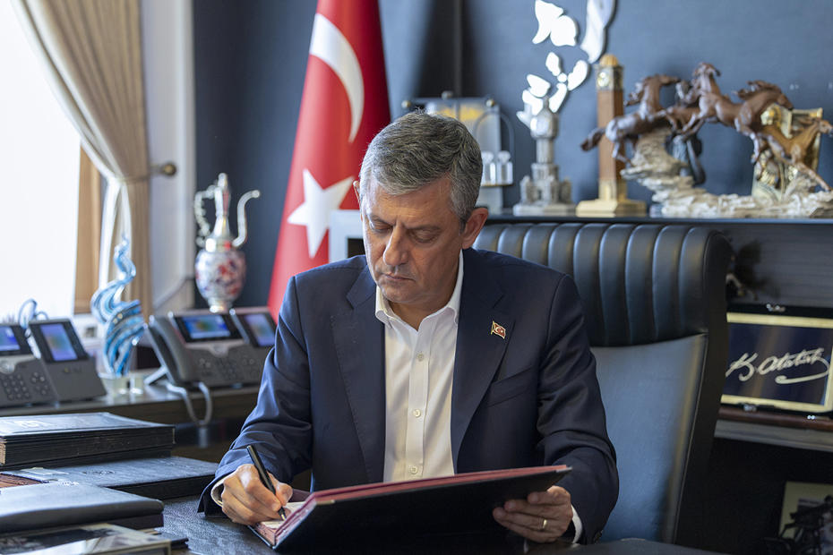 Özgür Özel ve 90 Milletvekili CHP'den Ayrılarak Yeni Parti'yi Kurdu