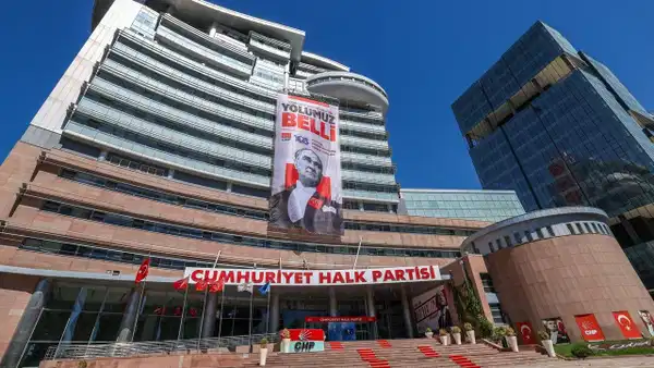 CHP yeni yaşına 'butlan'la giriyor: Genel merkeze asılan afişte dikkat çeken sözler