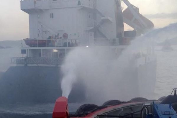 Çanakkale Boğazı'nda gemide yangın!  Trafik askıya alındı
