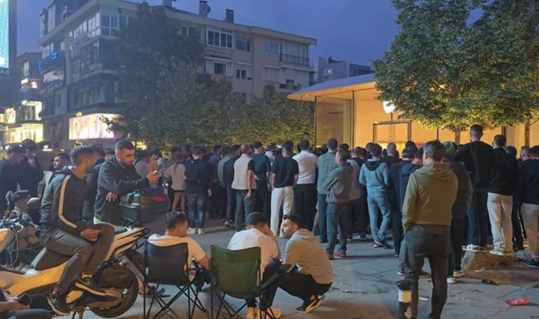 İstanbul’dan kareler… 120 bin TL değerindeki telefon için gece boyu kuyrukta beklediler