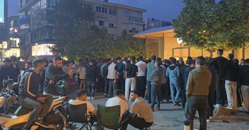 İstanbul’dan kareler… 120 bin TL değerindeki telefon için gece boyu kuyrukta beklediler