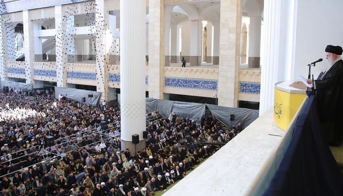 Hamaney Cuma hutbesine keskin nişancı tüfeğiyle geldiğinde hangi mesajı verdi? İranlı siyaset bilimci canlı yayında duyurdu