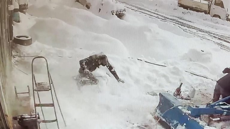 Çatıda biriken kar lastikçinin üzerine düştü