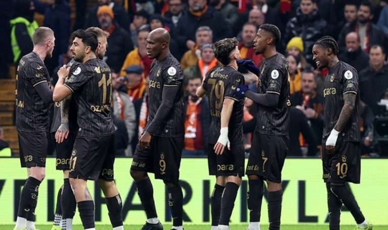 Maç sonrası Trabzonsporlu oyuncular arasında gerginlik – Son Dakika Spor Haberleri