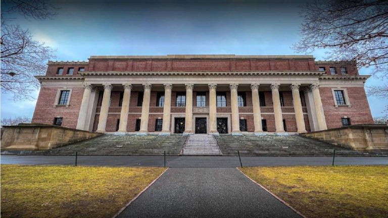 Trump, Filistin’e destek gösterilerinde öne çıkan üniversitelerden Harvard’ı hedef aldı