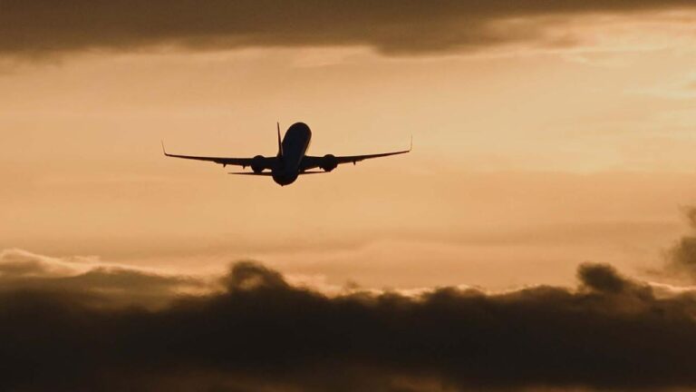 İngiltere’de gidiş yönlü uçuşlarda teknik arıza kaynaklı aksaklık yaşanıyor