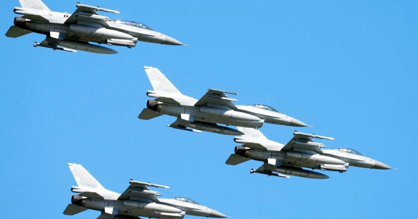 Polonya’ya ait F-16 savaş uçağı, gösteri provasında düştü