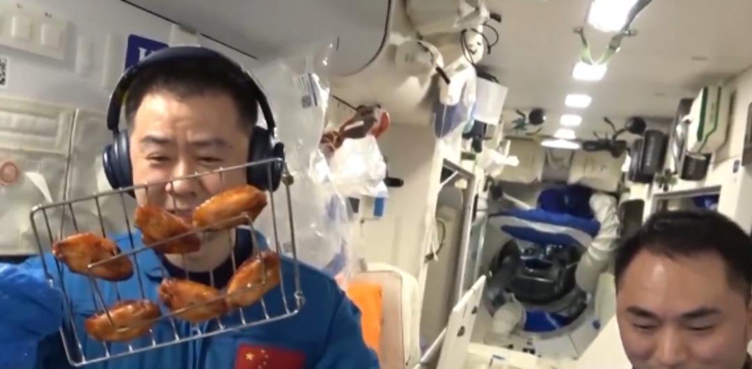 Uzay istasyonuyla ilgili haberler! Çinli taykonotlar uzayda et ve tavuk kızartıyor