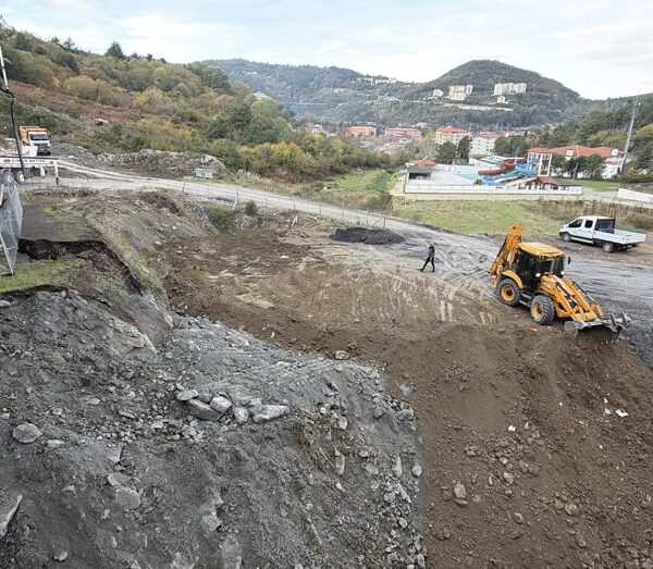 Çöken Bölge 40 Bin Metreküp Toprakla Yeniden İnşa Ediliyor