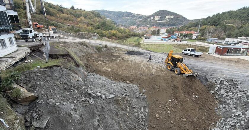 Çöken Bölge 40 Bin Metreküp Toprakla Yeniden İnşa Ediliyor