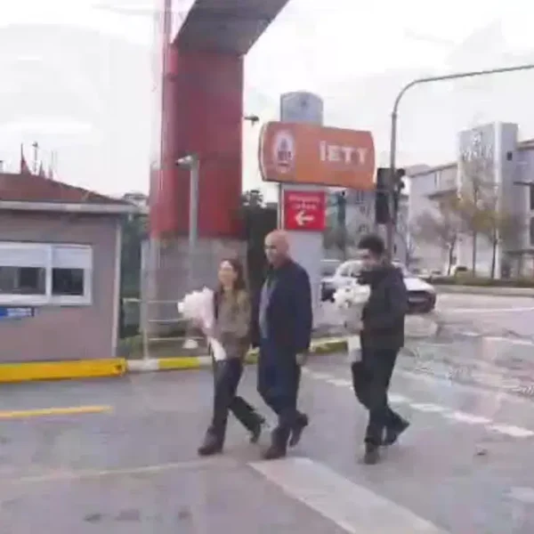 Öğretmenler Günü’nde İETT şoförüne sürpriz çiçek ziyareti!