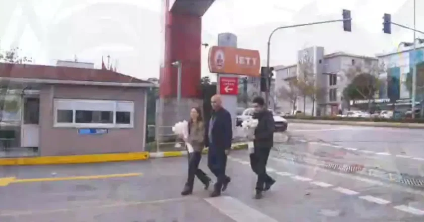 Öğretmenler Günü’nde İETT şoförüne sürpriz çiçek ziyareti!